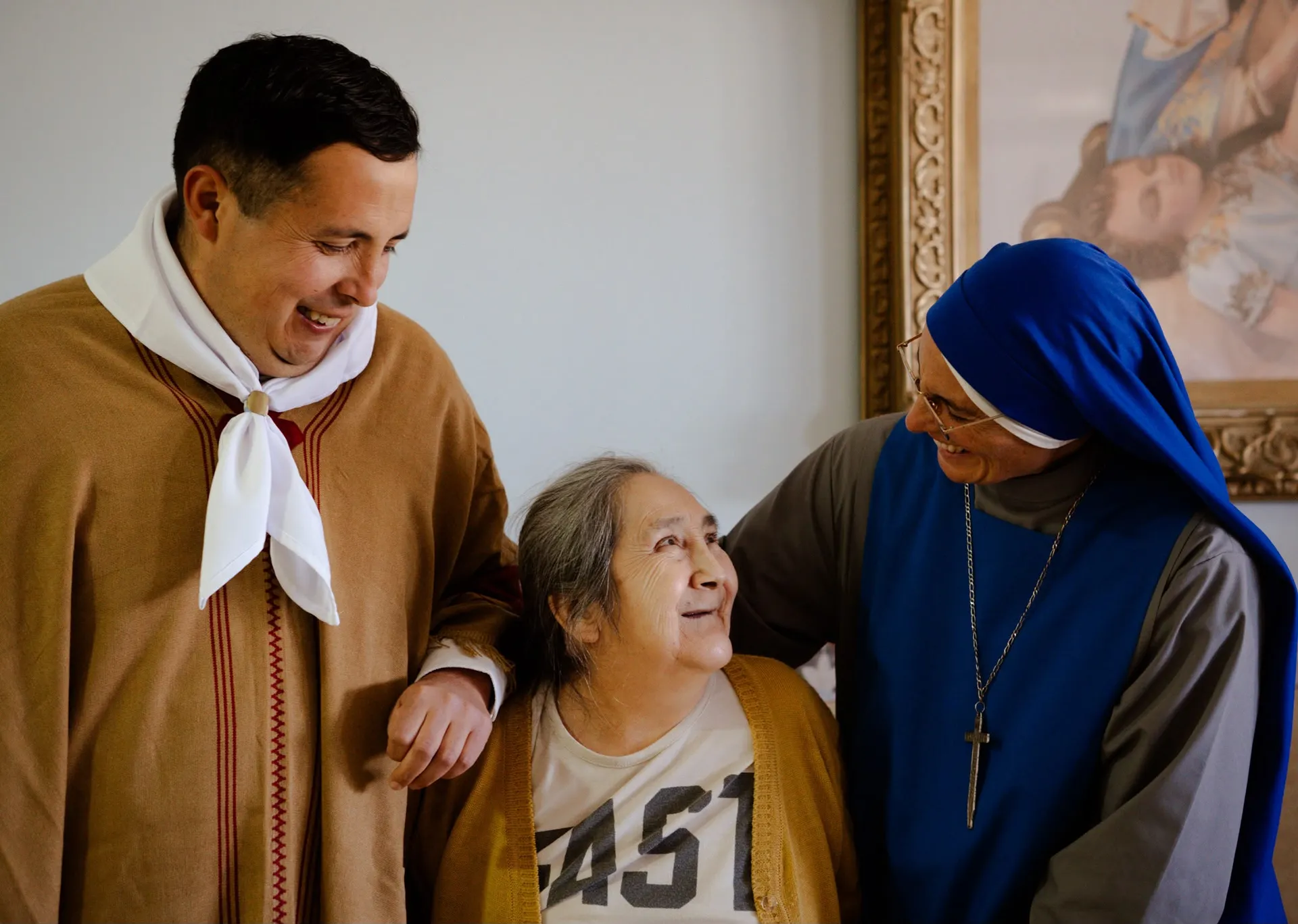 Una hermana, una abuela y un joven comparten un momento de alegría en el Hogar Divina Providencia, San Rafael, Mendoza