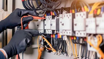 Trabajo en un tablero eléctrico