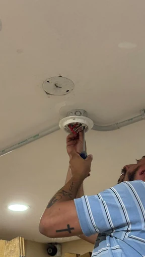 Instalación de un detector en el techo