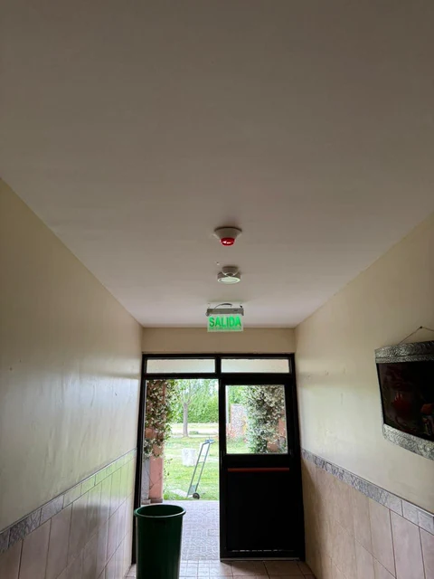 Detector y señalización de salida en un pasillo