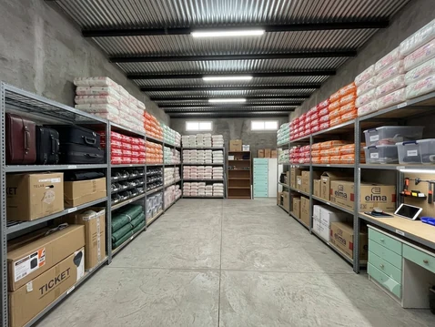 Render de los insumos organizados en estanterías